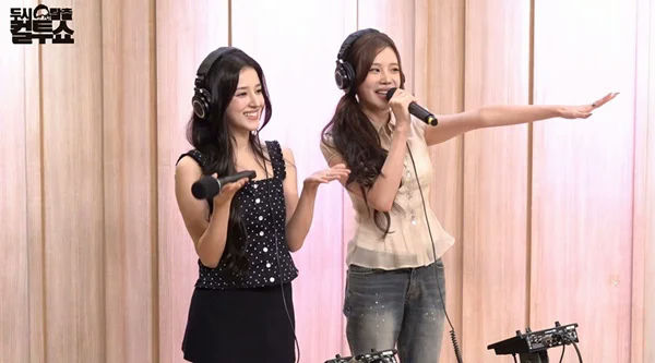 MOMOLAND JooE comebackwomen' 'singing' 'headphones' 'microphones' 'performance.