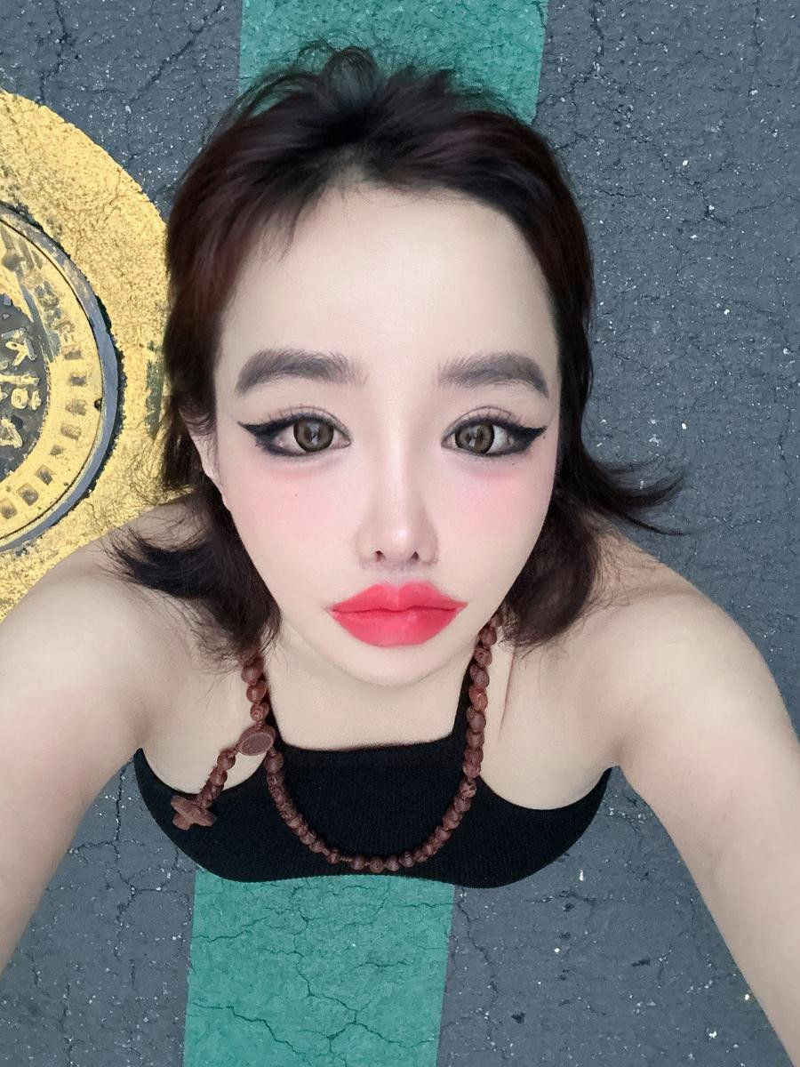 Park Bom tag Lee Min Ho againpeople' 'woman' 'makeup' 'necklace' 'street.
