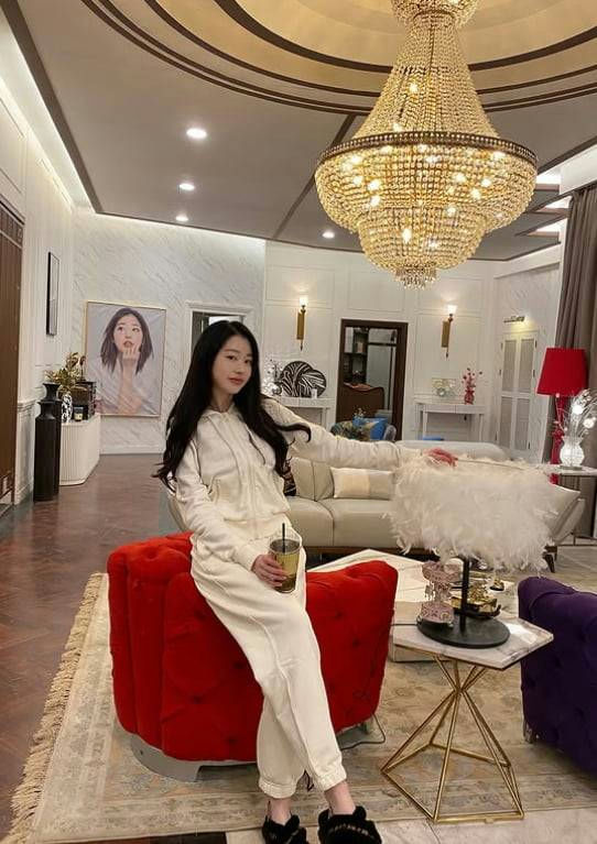 Jang Da Ah palace-like homeperson' 'sitting' 'chandelier' 'white' 'ottoman.