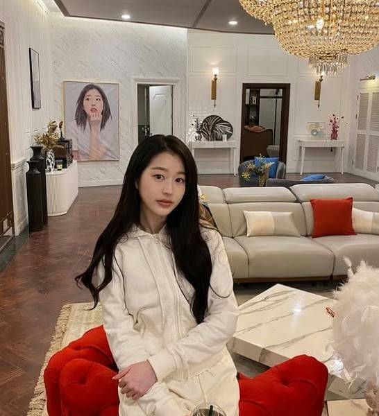 Jang Da Ah palace-like homeperson' 'sitting' 'indoors' 'chandelier' 'drink.