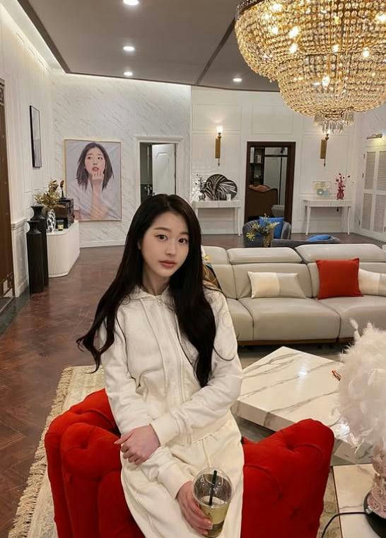 Jang Da Ah palace-like homeperson' 'sitting' 'indoors' 'chandelier' 'drink.