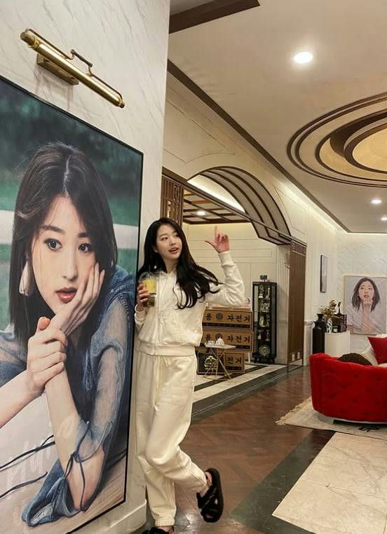 Jang Da Ah palace-like homepeople' 'portrait' 'drink' 'indoor' 'couch.