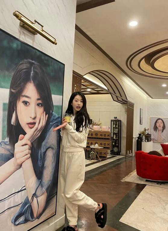 Jang Da Ah palace-like homewoman' 'posing' 'indoor' 'artwork' 'beverage.