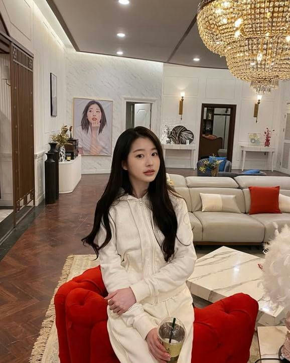 Jang Da Ah palace-like homepeople' 'woman' 'indoors' 'chandelier' 'couch.