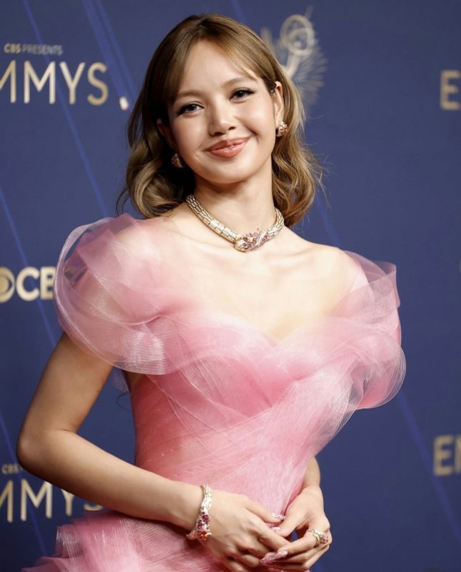 Lisa Emmy Awards Hollywood red carpet gown' 'isa' '' 'ink' 'ress' '' 'ewelry' '' 'mile' '' 'mmys.