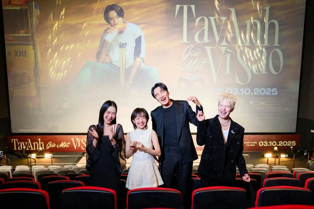 Lee Kwang Soo missed Kim Jong Kook’s weddingpeople' 'movie' 'premiere' 'smiling' 'theater' 'fashion.