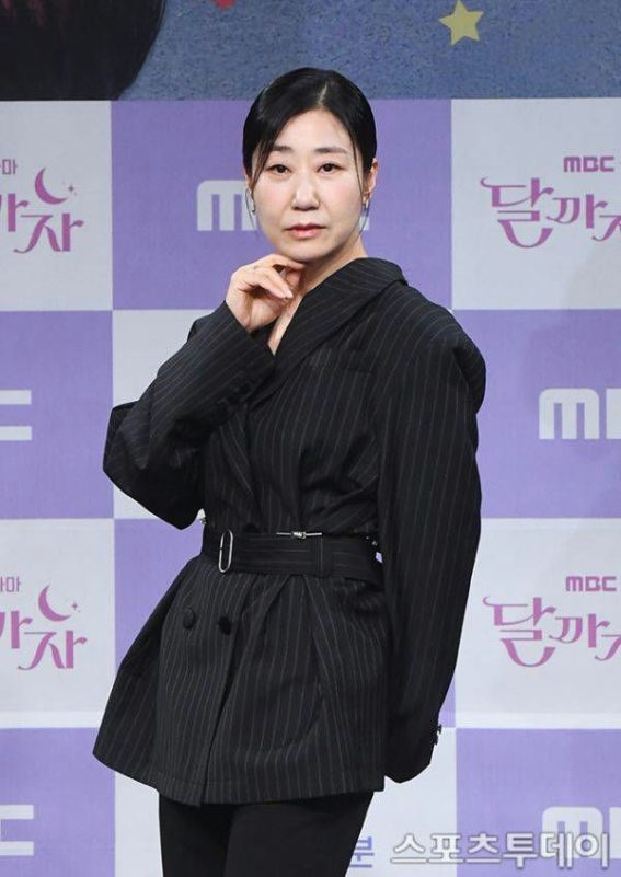 To The Moon MBC drama castwoman' 'blazer' 'belt' 'pinstripes.