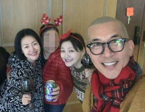 Dee Hsu Golden Bell Awards returnpeople' 'smiling' 'drinks' 'festive' 'indoors.