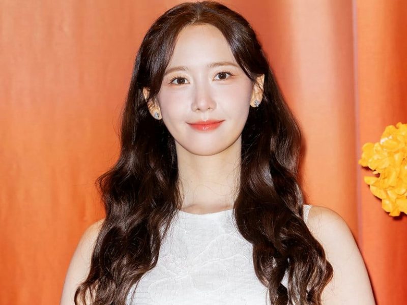 YoonA idol-turned-actresspeople' '' 'oona' 'flowers' 'brunettehair' 'whitedress.
