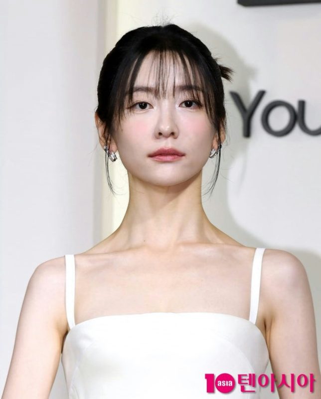 Park Ji-hyun You and Everything Elseperson' 'woman' 'white' 'dress' 'earrings' 'bangs.