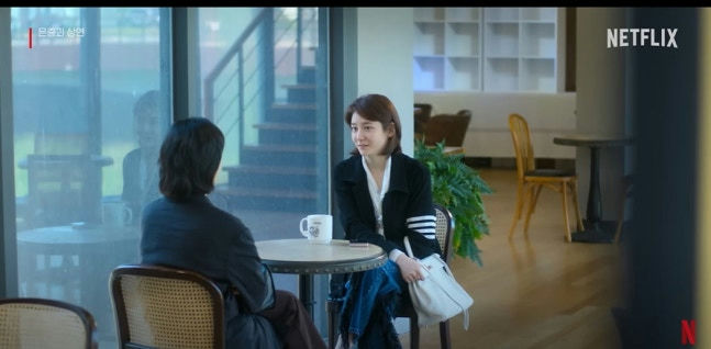 Park Ji-hyun You and Everything Elsepeople' 'cafe' 'dialogue' 'sitting' 'bag.