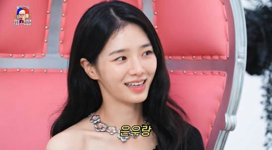 Park Gyu-young Cha Eun-woo sibling bondperson' 'smiling' 'necklace' 'braces' 'black' 'shirt.