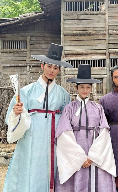 Lee Chae Min Bon Appétit, Your Majestypeople' '' 'orean' 'raditional' 'lothing' 'hat' 'fan' 'outdoors.