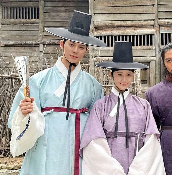 Lee Chae Min Bon Appétit, Your Majestypeople' '' 'orean' 'raditional' 'lothing' 'hat' 'fan' 'outdoors.