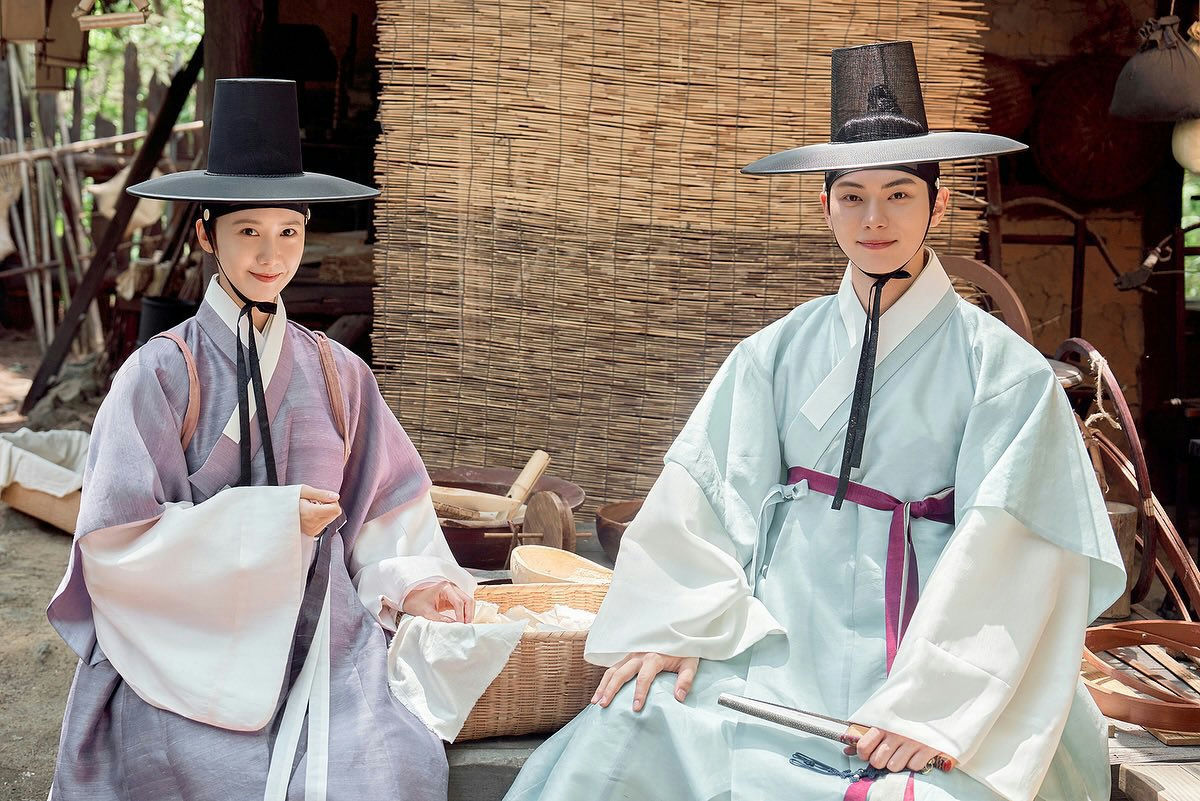Lee Chae Min Bon Appétit, Your Majestypeople' '' 'anbok' 'hat' 'traditional' 'outdoors.