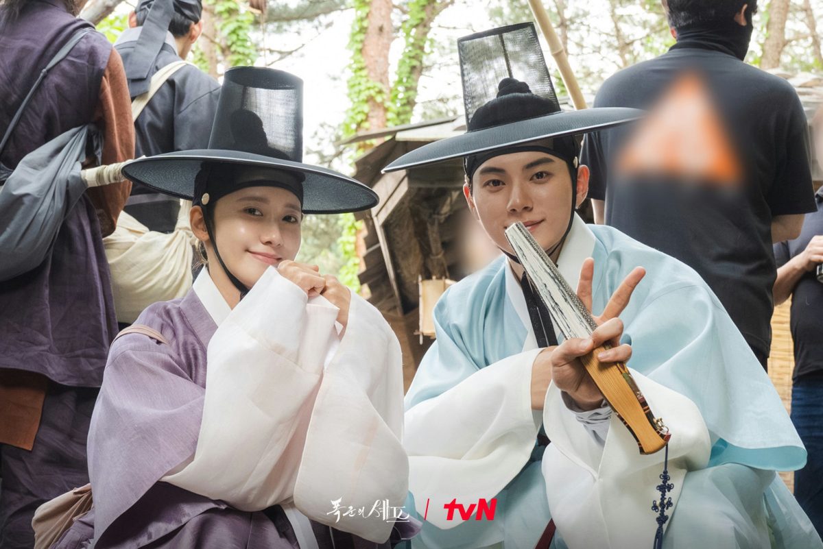 Lee Chae Min Bon Appétit, Your Majestypeople' 'historical' 'hat' 'fan' 'hanbok.