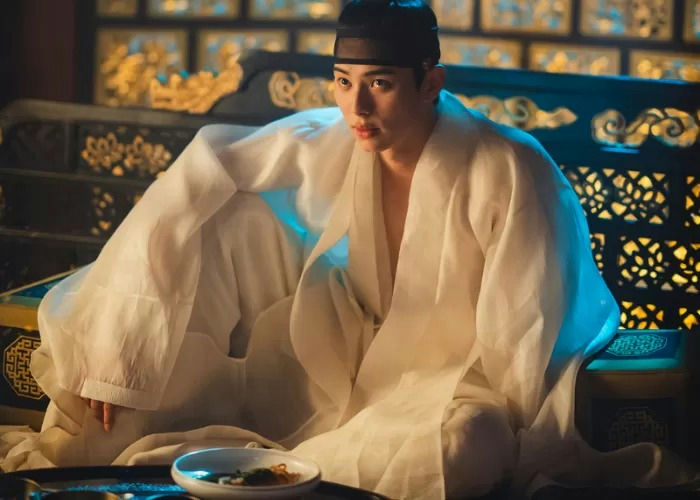 Lee Chae Min Bon Appétit, Your Majestypeople' '' '' 'hanbok' 'traditional' 'clothing' 'headband' 'seated.