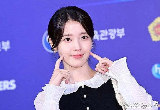 IU 17th anniversary fan meeting wheelchair fansperson' '' '' '' 'smiling' 'dimples' 'pose.