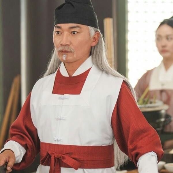 Korea China entertainment conflictpeople' 'chef' 'traditional' 'clothing' 'hat' 'kitchen.