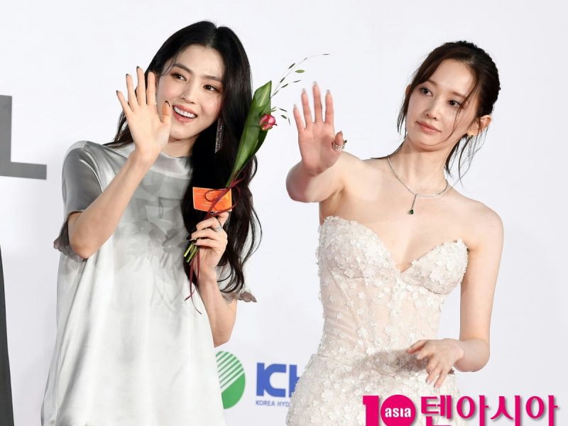 Project Y Han So-hee Jeon Jong-seo castpeople' 'two' 'waving' 'flowers' 'dresses.