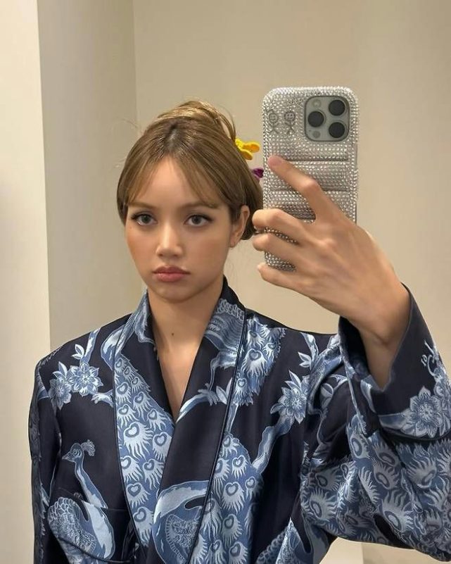 BLACKPINK Lisa Emmys Hollywood starpeople' '' 'isa' 'selfie' 'pajamas' 'phonecase.