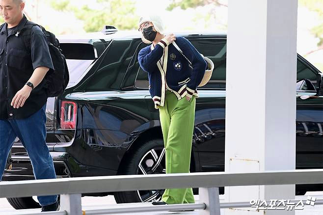 G-Dragon grandma-core airport fashionpeople' '' '' 'security' 'car' 'airport.