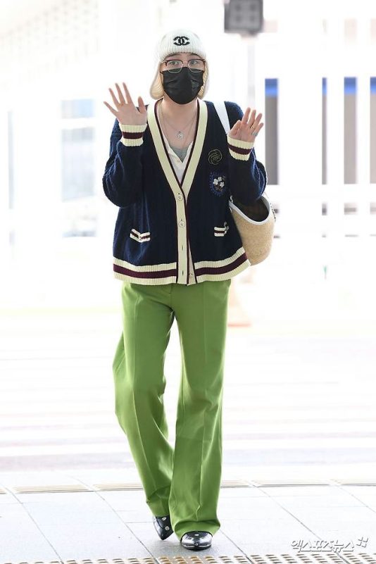 G-Dragon grandma-core airport fashionperson' 'waving' 'cardigan' 'greenpants' 'hat.