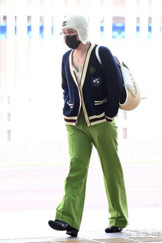 G-Dragon grandma-core airport fashionperson' 'mask' 'green' 'pants' 'cardigan' 'hat.