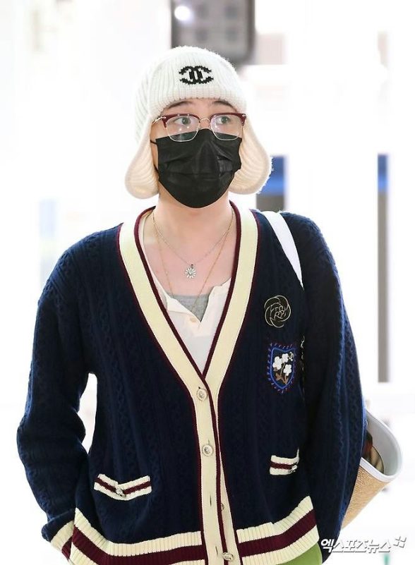 G-Dragon grandma-core airport fashionperson' 'masked' 'glasses' 'cardigan' 'beanie.