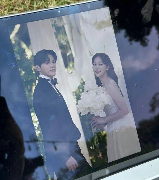 Yoon Sun-woo Kim Ga-eun weddingtwo' 'wedding' 'flowers' 'couple' 'groom.