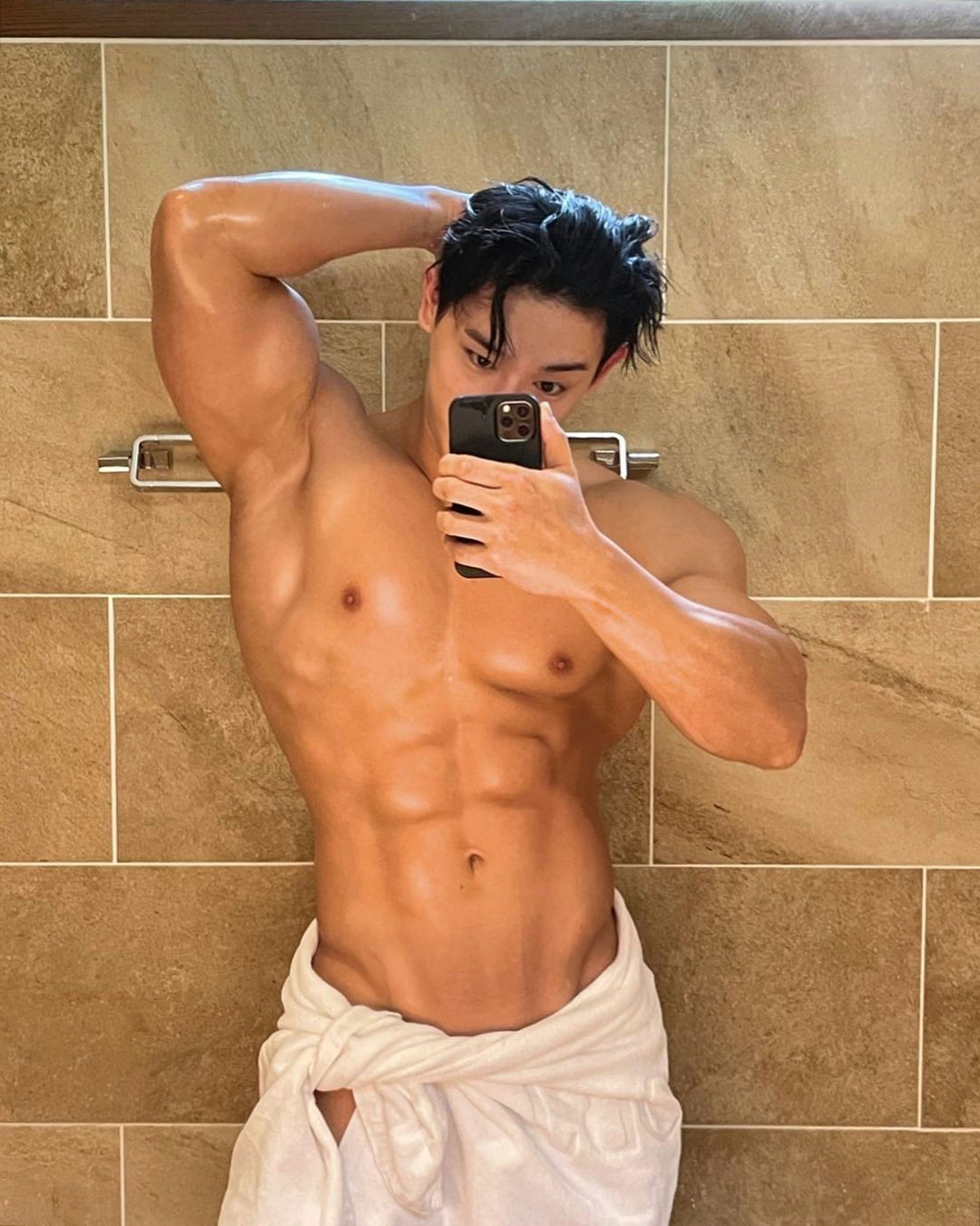 Wonho viral selfiepeople' 'one' 'abs' 'towel' 'bathroom.