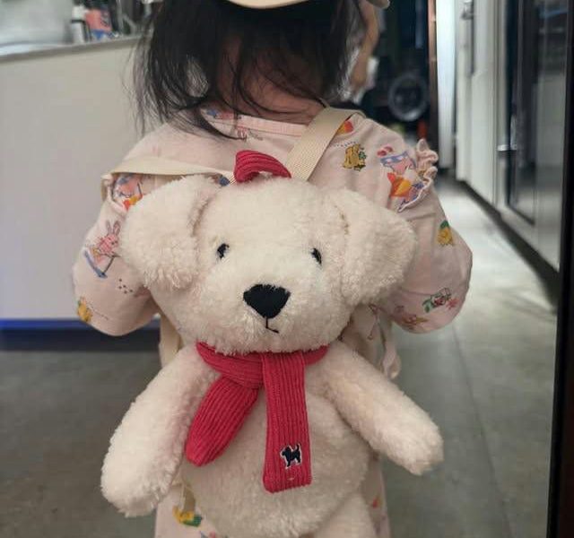 Lee Byung-hun daughter Seo-yi preschoolperson' 'child' 'plush' 'backpack' 'scarf.