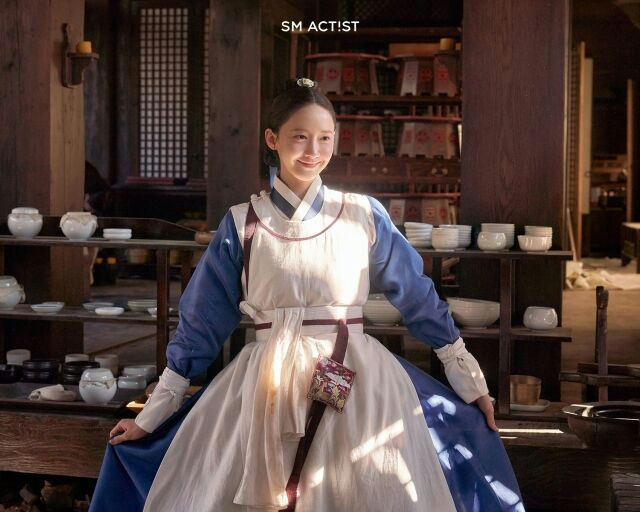 Bon Appétit, Your Majesty 20% ratingsperson' '' '' 'hanbok' '' '' 'ceramics' '' '' 'traditional.