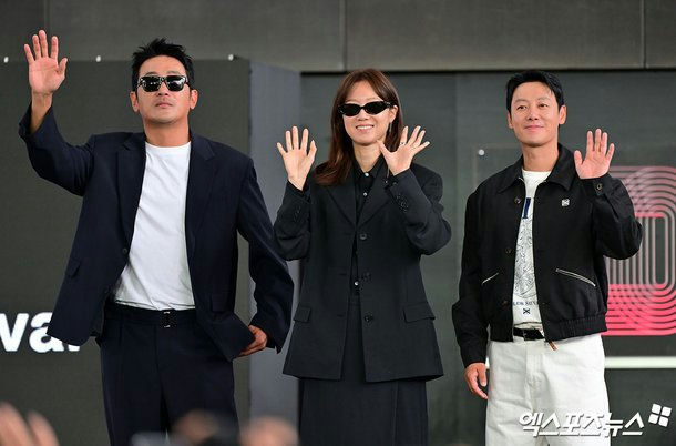Gong Hyo Jin Ha Jung Woo reunionpeople' 'sunglasses' 'waving' 'suits' 'black.