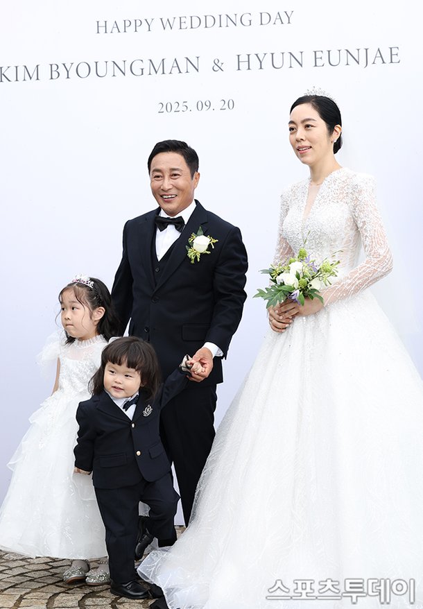 Kim Byung-man remarriagewedding' 'family' 'formalwear' 'bouquet.