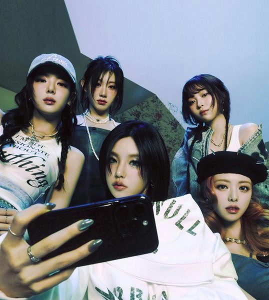ITZY JYP contract renewalpeople' 'selfie' 'pearl' 'hat' 'phone.