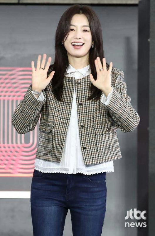 Han Hyo-joo BIFF gold dresswoman' 'smiling' 'waving' 'jacket.