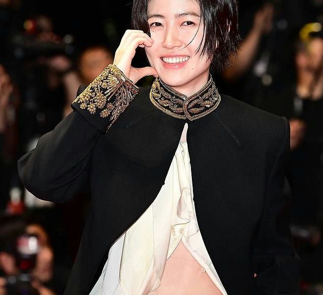 Shim Eun-kyung BIFF red carpet suitperson' 'smiling' 'jacket' 'embroidered' 'midriff.