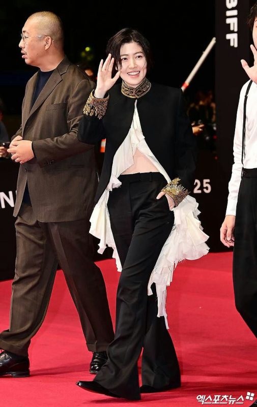 Shim Eun-kyung BIFF red carpet suitpeople' 'red' 'carpet' 'fashion' 'black' 'suit' 'waving.