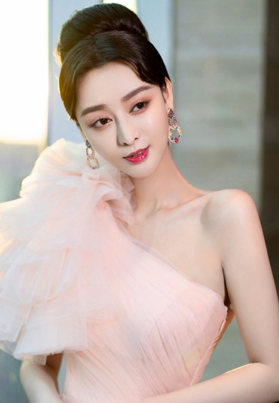 Fan Bingbing lookalike He Chengxiperson' 'dress' 'earrings' 'makeup' 'hairstyle.