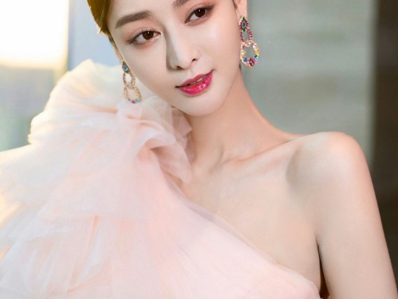 Fan Bingbing lookalike He Chengxiperson' 'dress' 'earrings' 'makeup' 'hairstyle.