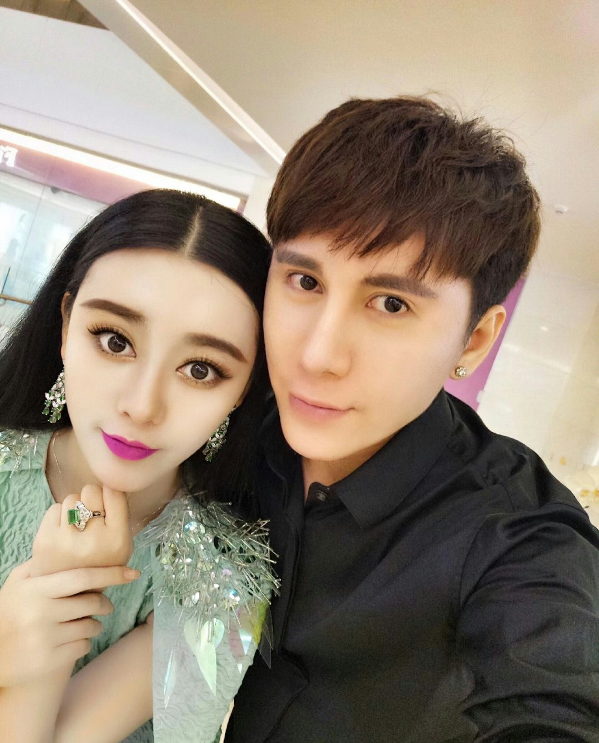Fan Bingbing lookalike He Chengxitwo' 'selfie' 'jewelry' 'makeup' 'indoors.