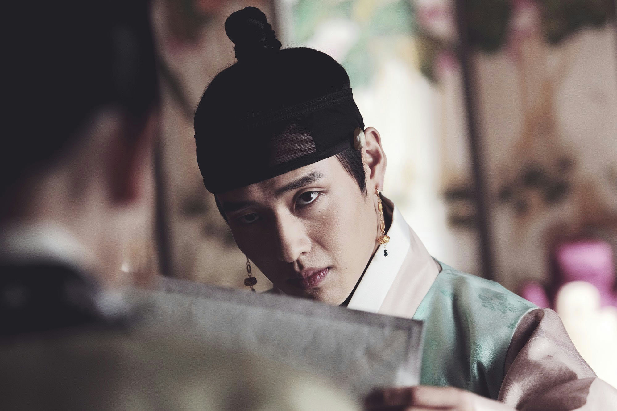 Korean actors 18+ filmspeople' '' 'orean' 'traditional' 'attire' 'hat' 'earrings.