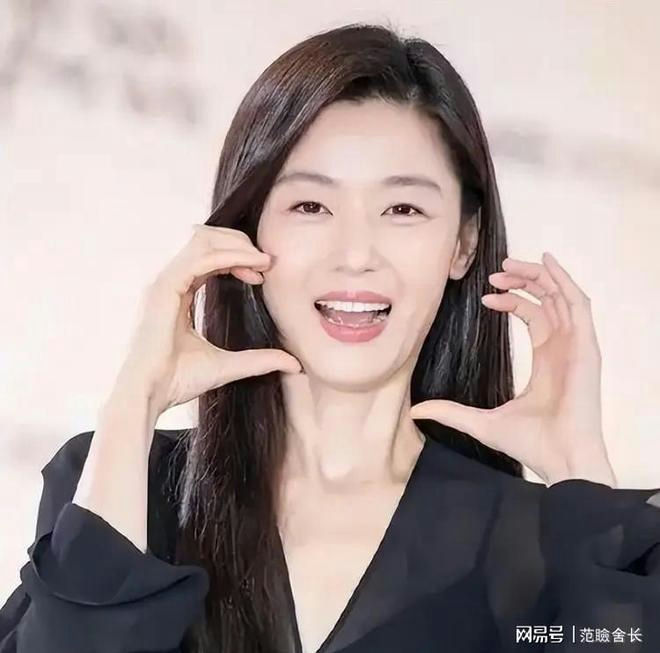 Jeon Ji Hyun China backlash Jang Na Ra comparisonwoman' 'smiling' 'hands' 'black' 'top.