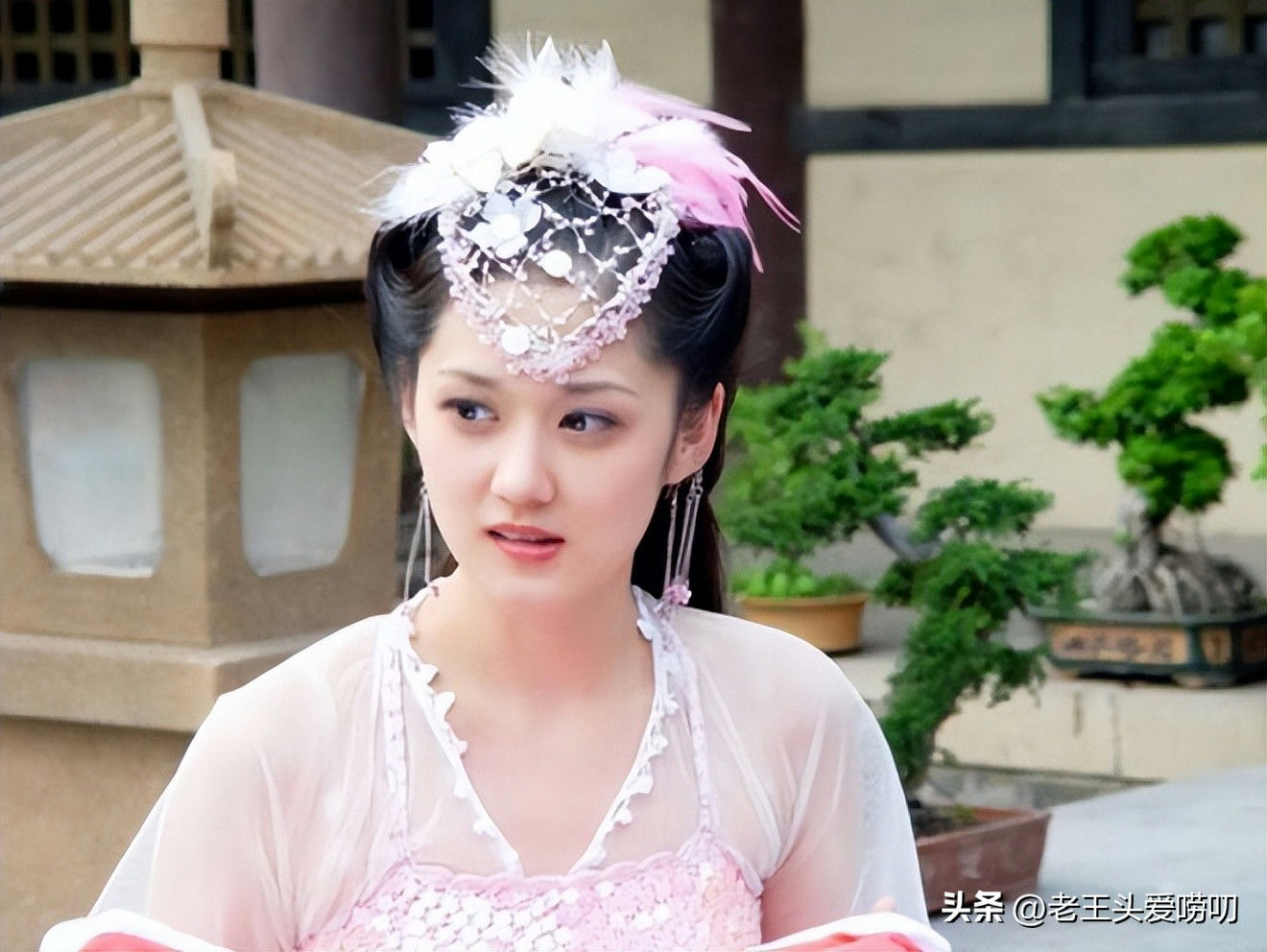 Jeon Ji Hyun China backlash Jang Na Ra comparisonwoman' 'outdoor' 'traditional' 'clothing' 'headdress' 'bonsai.