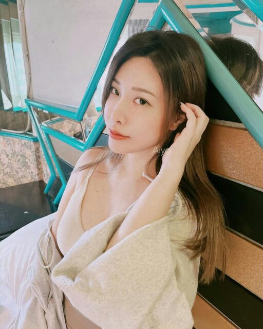 Dark IU Ai Yo debutpeople' 'woman' 'indoor' 'bedroom' 'portrait.