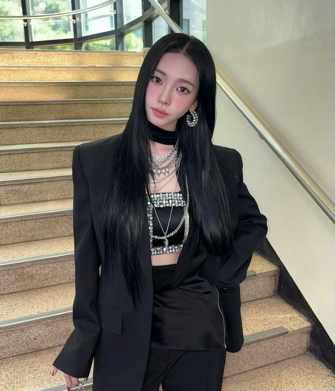 Lee Ye-dam Korean model AI rumorpeople' 'woman' 'blackhair' 'blazer' 'jewelry.
