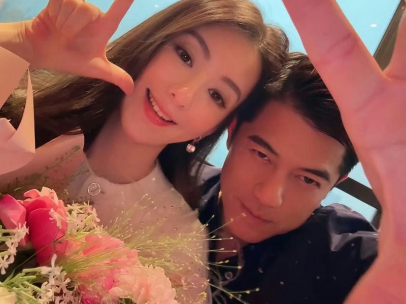 Aaron Kwok's transformation after wife's pregnancytwo' 'flowers' 'peace_sign' 'smiling' 'indoor.