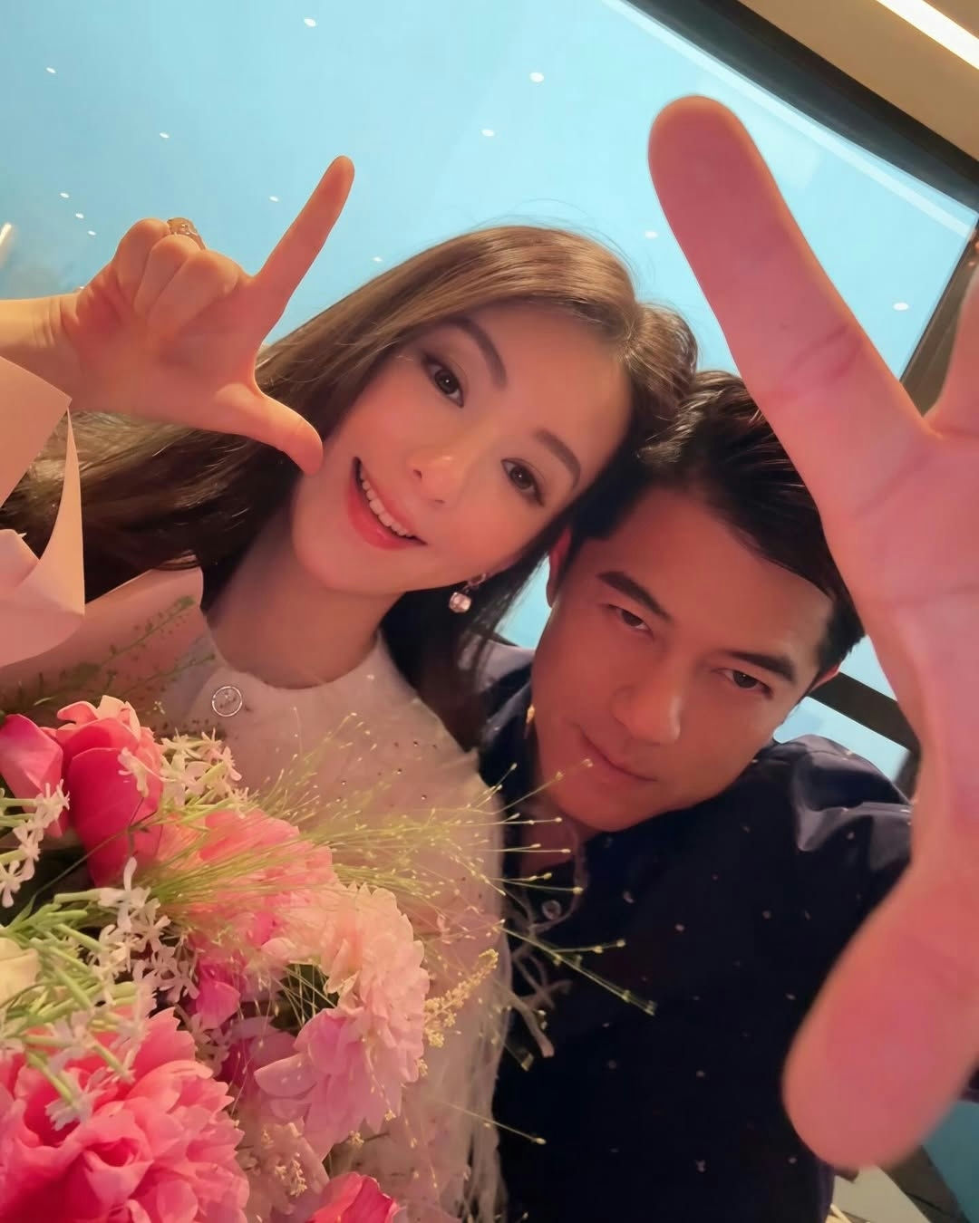 Aaron Kwok's transformation after wife's pregnancytwo' 'flowers' 'peace_sign' 'smiling' 'indoor.