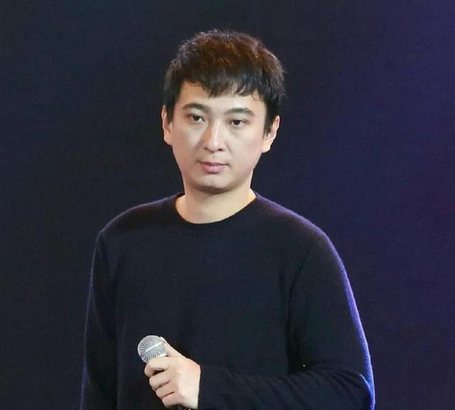 Qiao Renliang mysterious deathperson' 'man' 'microphone' 'blackshirt' 'indoors.